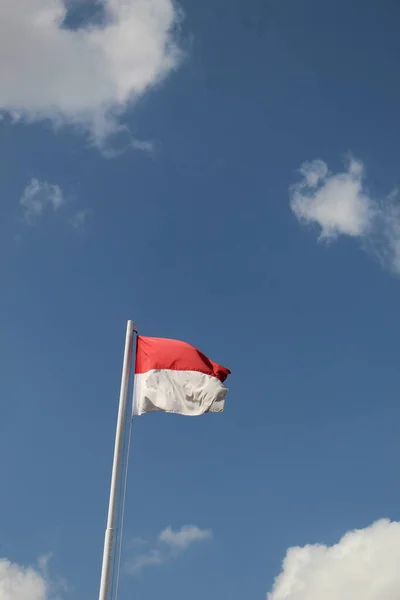 Червоний Білий Прапор Індонезії Летить Блакитному Хмарному Небі — стокове фото