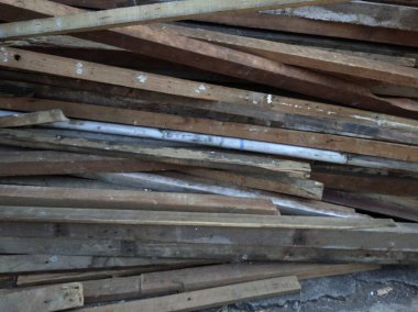 Dikdörtgen şeklinde kesilmiş bir odun yığını.