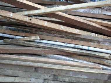 Dikdörtgen şeklinde kesilmiş bir odun yığını.