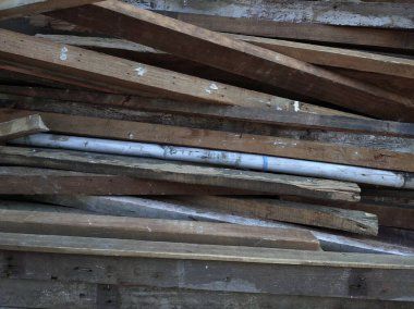 Dikdörtgen şeklinde kesilmiş bir odun yığını.