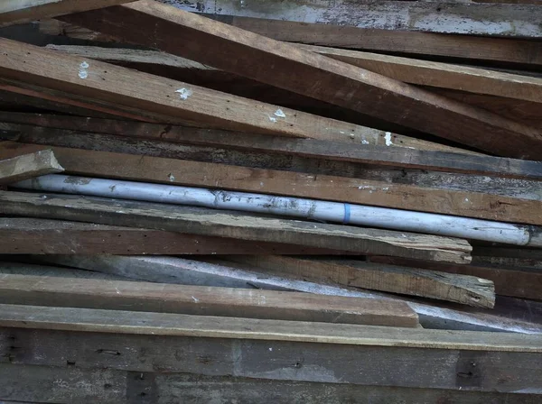 Dikdörtgen şeklinde kesilmiş bir odun yığını.