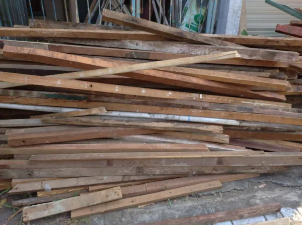 Dikdörtgen şeklinde kesilmiş bir odun yığını.