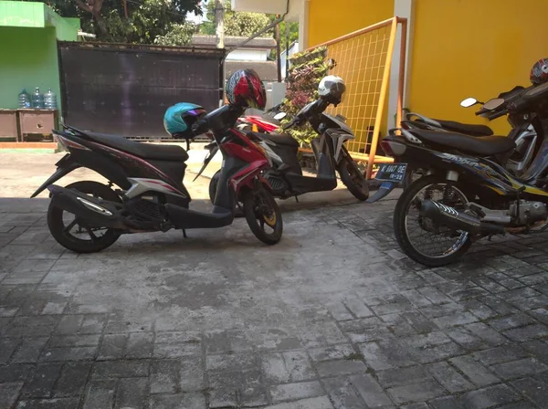 Semarang Indonesia Luglio 2021 Diverse Moto Parcheggiate Nel Cortile Lastricato — Foto Stock