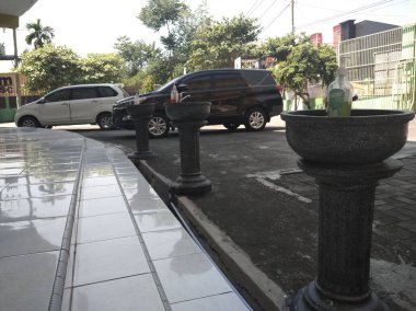 Okul bahçesinin önüne birkaç araba park etmiş. Ortalık sakin.