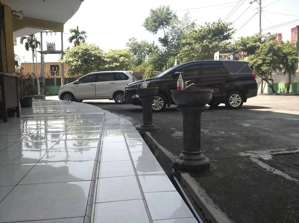 Vários Carros Estacionados Frente Recinto Escola Atmosfera Tranquila — Fotografia de Stock