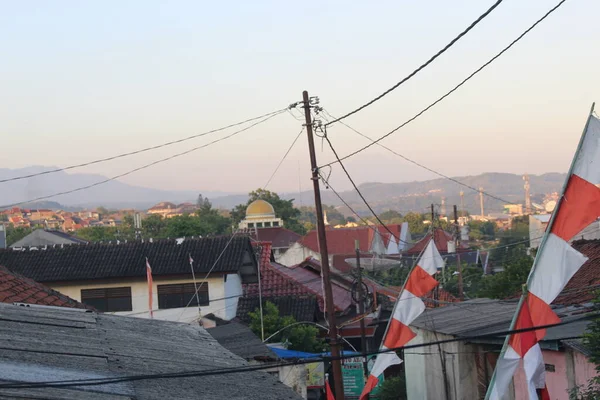 Сонячний Схід Щільному Житлі Прапорами Електричними Стовпчиками Індонезії — стокове фото