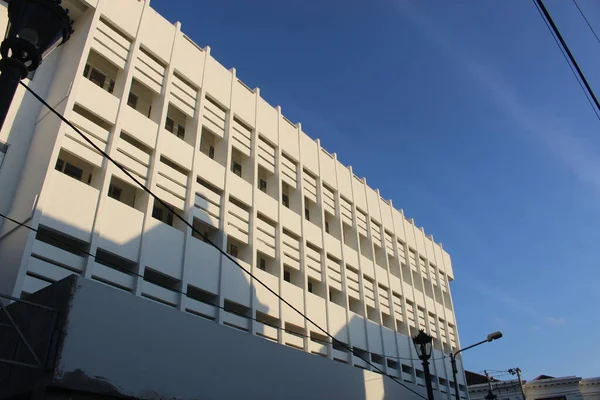 Gran Edificio Blanco Tiene Una Estructura Modelada Fondo Cielo Despejado — Foto de Stock