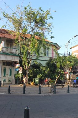 Semarang, Endonezya, 7 Ağustos 2021 - Semarang 'a seyahat eden bazı insanlar. Rahatlar ve fotoğraf çekerler.