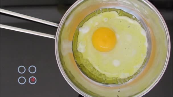 Letecké snímky vajíčko smažení na pánvi. — Stock video
