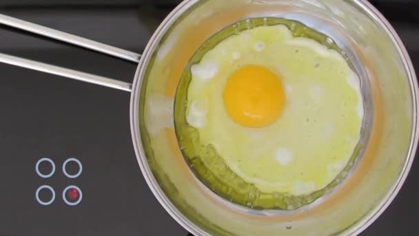 Letecké snímky vajíčko smažení na pánvi. S zoom v. — Stock video