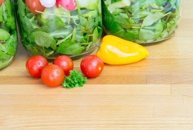 Salata depolama kavanozların içinde. Metin için yer.