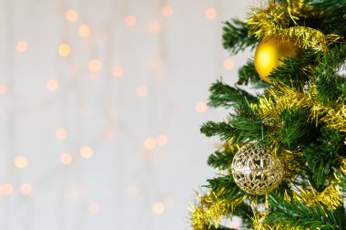 Altın süslenen Noel ağacı. Yakın çekim.