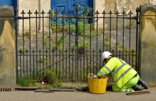 WREXHAM, UNITED KINGDOM - 18th AUGUST 2015: Street council worker. — Stock Photo, Image