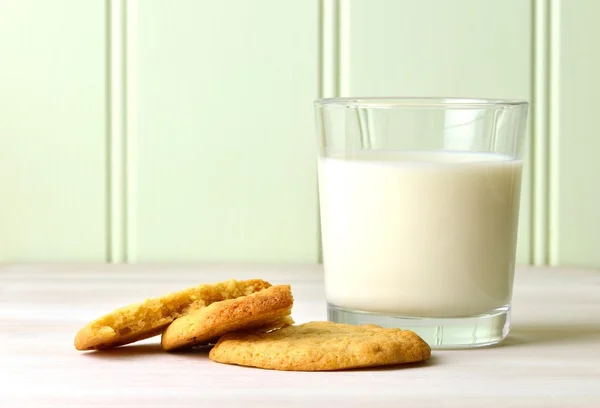 Refreshing glass of milk and delicious snack of homemade peanut butter cookies. — Stock Photo, Image