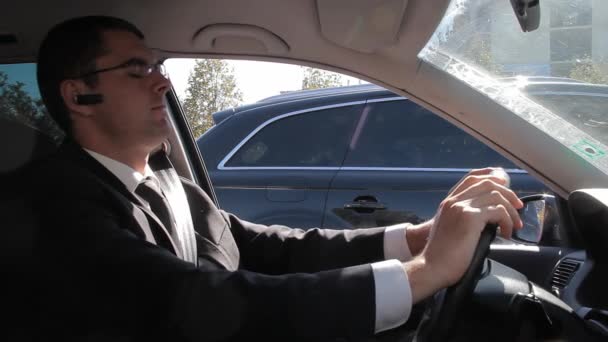 Bir trafik sıkışıklığı yol hayal kırıklığı konsepti içinde sinir işadamı — Stok video