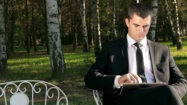İşadamı Park iş ve doğa kavramı bir Tablet ile çalışma