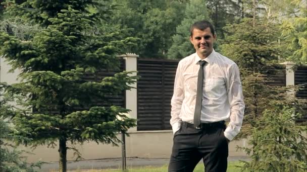 Empresário feliz Sorrindo no conceito de felicidade da chuva ensolarada — Vídeo de Stock