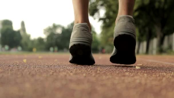 Ayakları bir koşu parkuru spor ve sağlık kavramı üzerinde çalışan — Stok video
