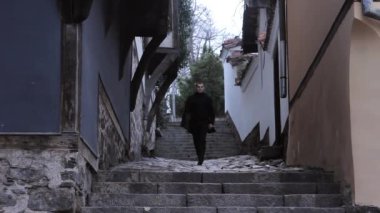 Plovdiv - kültür 2019 Avrupa başkenti bir sokakta yürüyen adam