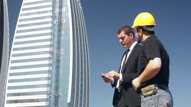 Ingeniero hablando con un empleado de la empresa Concepto de comunicación de trabajo — Vídeos de Stock