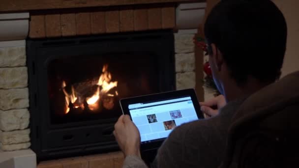 Buscando fondos de pantalla de Navidad delante de una chimenea Concepto de Navidad — Vídeo de stock