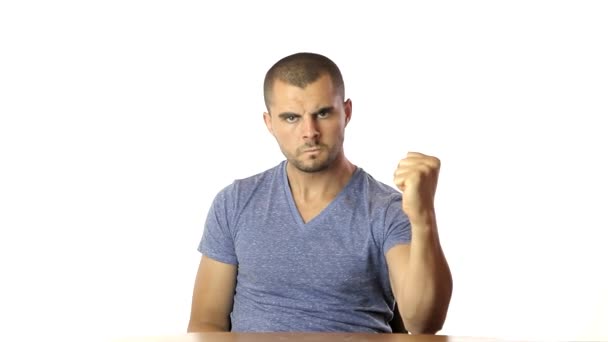 Молодой человек угрожает своим кулачным гневом — стоковое видео