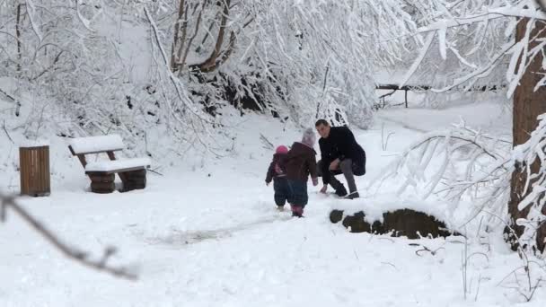 男と雪の家族概念で遊ぶ二人の少女 — ストック動画