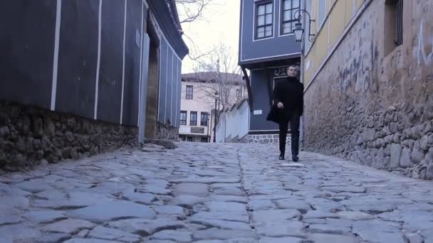 Man Walking na ulicy z Plovdiv - Europejska Stolica Kultury 2019 — Wideo stockowe