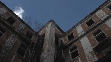 Terk edilmiş eski aristokrat bina
