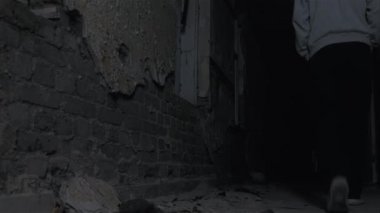 Evsiz karanlık umutsuzluk kavramı yürüyüş