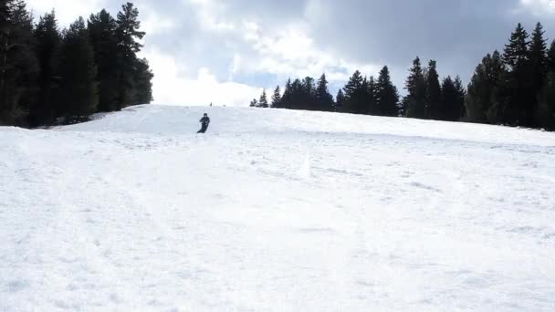 Lyžování muž Sport a rekreace koncepce — Stock video