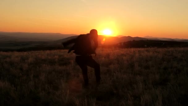 Joven hombre de negocios saltando en el aire Sunset Success Conception — Vídeo de stock