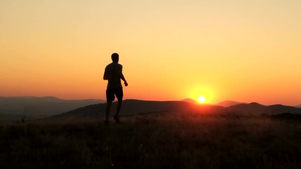 Giovane uomo alzando le mani su un tramonto di successo Concezione — Video Stock