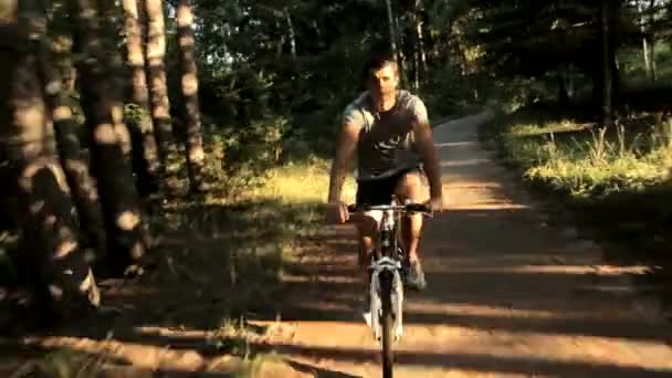 Joven montando una bicicleta — Vídeo de stock