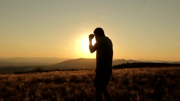 Joven hombre sombra boxeo en un hermoso atardecer — Vídeo de stock