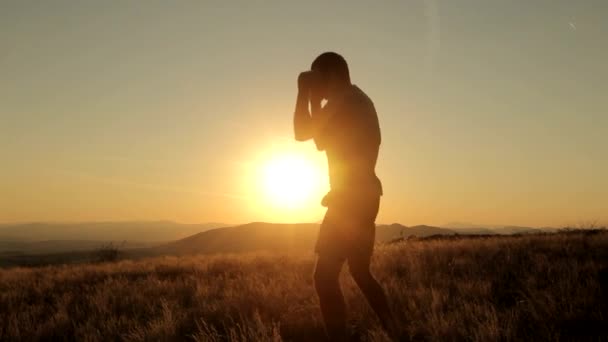 Jeune homme ombre boxe sur un beau coucher de soleil — Video