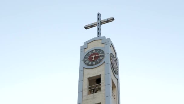 Mooi kruis op de top van een kerk — Stockvideo