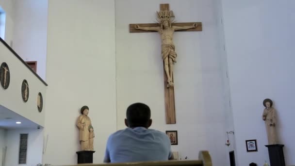 Joven orando en una iglesia — Vídeo de stock