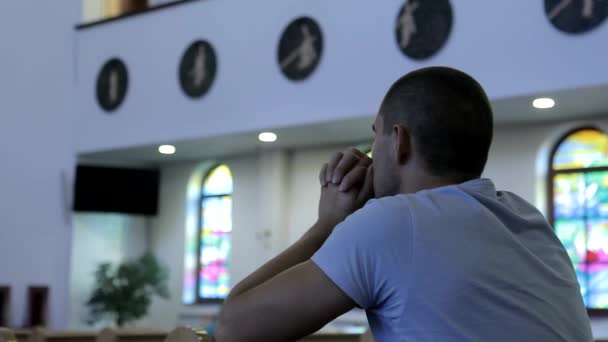 Jovem Rezando em uma Igreja — Vídeo de Stock