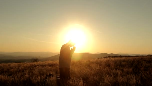 Giovane uomo che prega su una collina — Video Stock