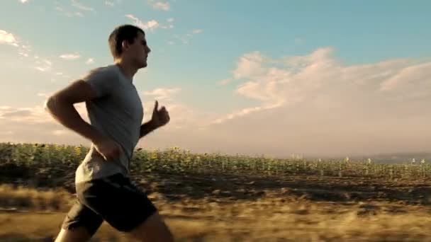 Młody człowiek biegający w terenie — Wideo stockowe