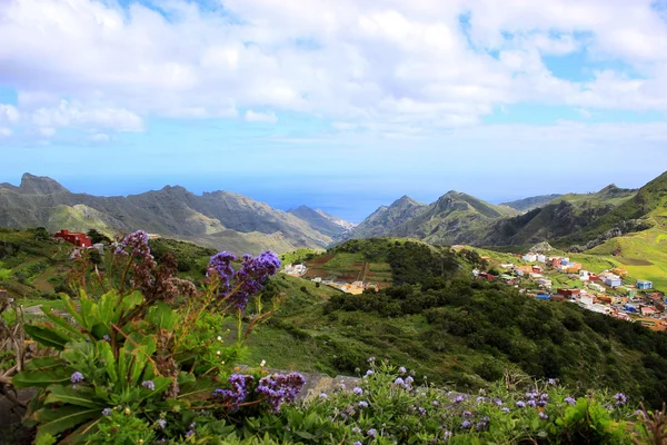 Bela paisagem com vista para o mar e montanhas verdes — Fotografia de Stock