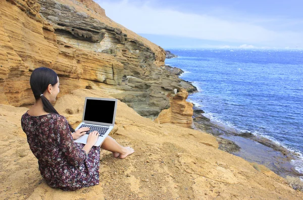 Bussines kvinna som arbetar på berget med en bärbar dator — Stockfoto