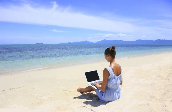 Bussines nő dolgozik a strandon, egy laptop — Stock Fotó