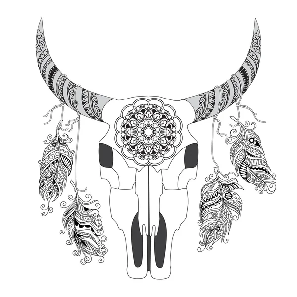 Cráneo de vaca decorado con mandala y plumas — Vector de stock