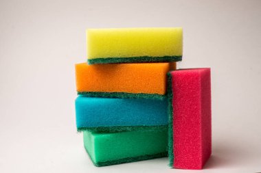 Beyaz arka planda bulaşık yıkamak için sünger. İzole edilmiş