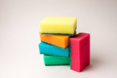 Beyaz arka planda bulaşık yıkamak için sünger. İzole edilmiş