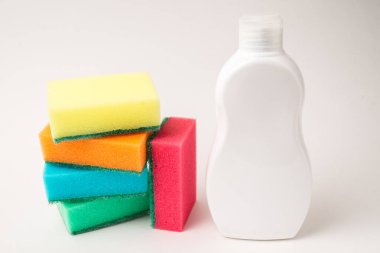 Bulaşık deterjanı ve sünger beyaz arka planda. İzole edilmiş