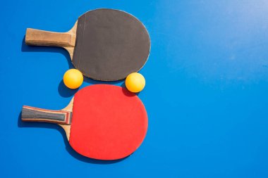  Açık hava tablet tenisi. Yakın plan ping-pong. Masa tenisi raketi ve top için aksesuarlar mavi bir tenis masasında. Spor..