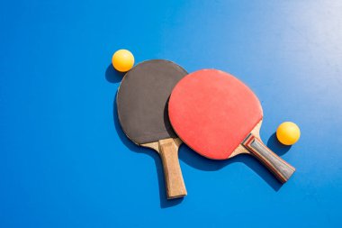  Açık hava tablet tenisi. Yakın plan ping-pong. Masa tenisi raketi ve top için aksesuarlar mavi bir tenis masasında. Spor..